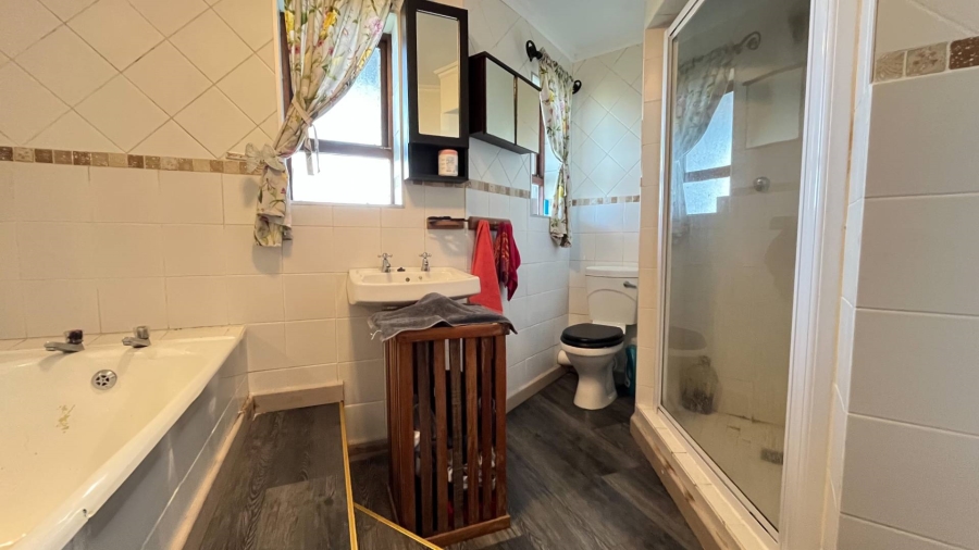 6 Bedroom Property for Sale in Herolds Bay Western Cape